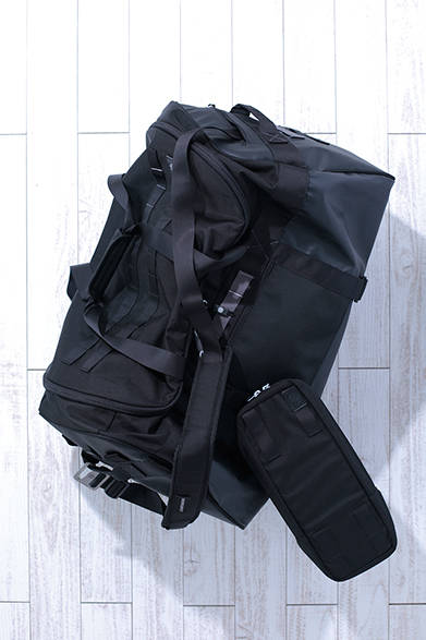 A duffel bag that can be used as a backpack, shoulder bag, or hand-carry bag. The bottom is made of PVC material for waterproofing. "MONOLITH DUFFLE BAG" [H34×W37×D37cm (85L)] ¥37,000 (Heimplanet)<br />*Tax excluded price