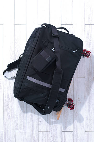 This size is ideal for trips of one to two nights and is designed for carry-on. It can also be used like a cart by attaching a skateboard (not included). "MONOLITH WEEKENDER" [H55×W40×D20cm (45L)] ¥37,000 (Heimplanet)<br />*Tax excluded price