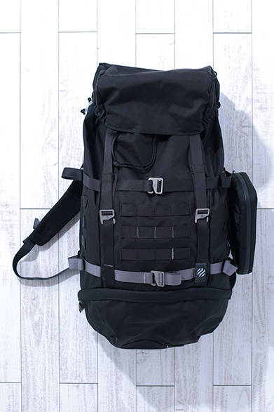 This backpack is perfect for hiking and camping, featuring a meticulously crafted back panel and padding, as well as separate storage compartments. It also includes a compartment for laptops, making it suitable for business use. "MONOLITH BACK PACK" [H65～76×W32×D28cm (50L)] ¥43,000 (Heimplanet)<br />*Tax excluded price