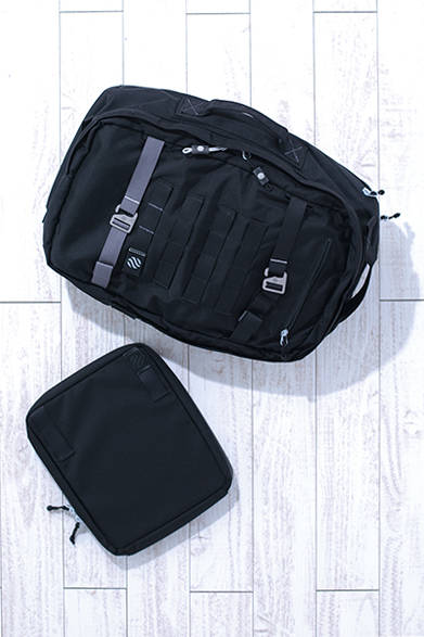 This daypack can also be used as a briefcase by storing the shoulder harness in the back pocket. The large pouch for an iPad can be attached to bags from the same series. "MONOLITH DAY PACK" [H38×W29×D15cm (22L)] ¥33,000, "DETOUCHABLE POUCH L" [H27×24×5cm] ¥7,800 (Both by Heimplanet)<br />*All prices are tax excluded.