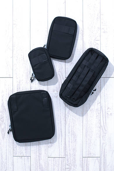Pouches that expand the "MONOLITH" series bags, known as the "VOLUME+M.O.L.L.E. System," are available in four sizes. (From top, clockwise) "DETACHABLE POUCH M" [H23×14×5cm] ¥6,300, "DETACHABLE POUCH High" [H34×13×10cm] ¥6,300, "DETACHABLE POUCH L" [H27×24×5cm] ¥7,800, "DETACHABLE POUCH S" [H18×11×4cm] ¥5,500 (All by Heimplanet)<br />*All prices are tax excluded.