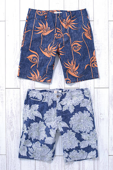 MEN'S | (Top photo) Refreshing floral shorts with a blue base and orange contrast. The pockets are made of the same print fabric as the set. (Bottom photo) Shorts with a floral pattern reminiscent of chrysanthemums, featuring a smart blue and white print. These pockets use a small blue floral print. ¥13,000 each (reyn spooner)<br />*Tax excluded price
