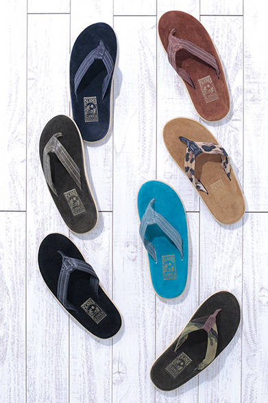 MEN'S | JOURNAL STANDARD has custom-ordered these items in various colors. A wide range of strap variations are available, including leopard and camouflage patterns. Suede Beach Sandals ¥13,800 each (ISLAND SLIPPER)<br />*Tax excluded price