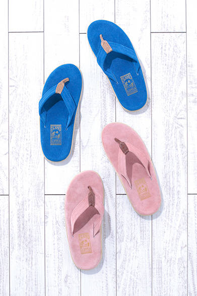 MEN'S | For the solid color models, a comfortable suede footbed is paired with pull-up leather for the upper. Suede Beach Sandals ¥13,800 each (ISLAND SLIPPER)<br />*Tax excluded price