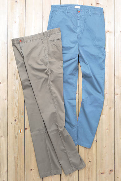 MEN'S | Chino pants with a straight silhouette. They feature a rich fabric texture and a comfortable fit. The natural colors also pair well with a wide range of casual styles. Pants ¥20,000 each (APOLIS)<br />*Tax excluded price