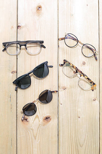 Cellulose acetate frames are paired with slim temples for a lightweight fit. This collection reflects the California mood and contemporary needs. From top left, clockwise: Glasses [Angelus 47] ¥27,000, Glasses [Wilson46] ¥30,000, Glasses [Lincoln 48] ¥30,000, Sunglasses [Wilson46] ¥33,000, Sunglasses [Brooks 47] ¥36,000 (All by GLCO)<br />*All prices are tax excluded.