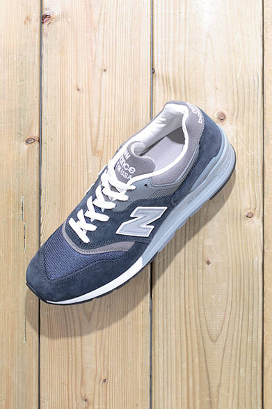 MEN'S & WOMEN'S | The New Balance "997", originally released in 1990, is reissued in MADE IN USA with a new navy color. The combination of rich suede and breathable mesh makes them comfortable to wear year-round. Unisex sizing. Sneakers ¥24,000 (New Balance)<br />*Tax excluded price