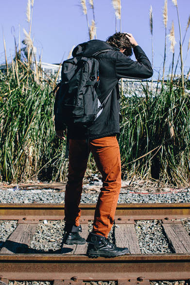 "DSPITCH" was founded in San Francisco in 2010 by designer Richard Liu. Inspired by military hardware, it initially started as a camera strap manufacturer. The camera straps, made with abrasion-resistant Mil-spec nylon used by the US military and parachute cords, quickly gained attention from many photographers for their functionality and high quality. Their minimalist design was also well-received, making them popular items in no time.
