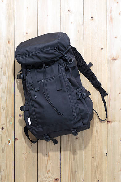 A backpack designed for urban use. It features an aluminum back panel for a snug fit and reduced fatigue. It is fully functional, with a dedicated laptop compartment, various accessory pockets, and access to the main compartment via a U-shaped zipper on the front. "Ruck Pack" [W40.5×H61×D12.5cm] ¥32,000 (DSPITCH)<br />*Tax excluded price