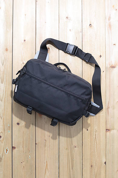 A large body bag that can be used like a shoulder bag. The interior is equipped with elastic organizers, allowing for secure storage of laptops and tablets. It also features numerous pockets for small items on the back. Suitable for a wide range of uses, from walks to short trips. "Sling Pack" [W48.3×H30.5×D10cm] ¥19,000 (DSPITCH)<br />*Tax excluded price