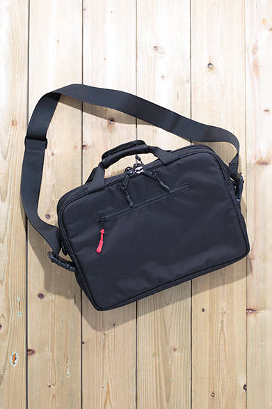 A briefcase with two main compartments. One compartment is equipped with pockets for cords and stationery, while the other has a cushioned divider for laptops and tablets. The shoulder strap can also be folded and stored. "Brief Case" [W50.5×H30.5×D10cm] ¥24,000 (DSPITCH)<br />*Tax excluded price
