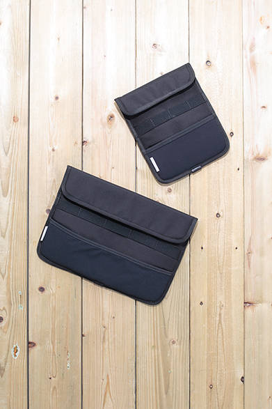 A durable case made of mesh ballistic nylon for the main body and nylon pack cloth for the straps. The front of the case features a pocket for organizing cords and elastic pockets, making it highly functional. iPad cases are available for regular and mini sizes, and MacBook cases for 11, 13, and 15 inches. From top: "iPad Case 6000" [For regular size] ¥6,000, "MacBook Case" [13inch] ¥8,500 (Both by DSPITCH)<br />*Both prices are tax excluded.