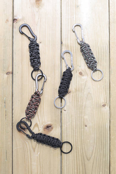 Keychains hand-woven with parachute cord. The metal parts are made of 316 stainless steel, resistant to rust and corrosion. Available in various colors and patterns, they can also be used as accents for simple bags. "Key Chain" ¥3,500 each (DSPITCH)<br />*Tax excluded price