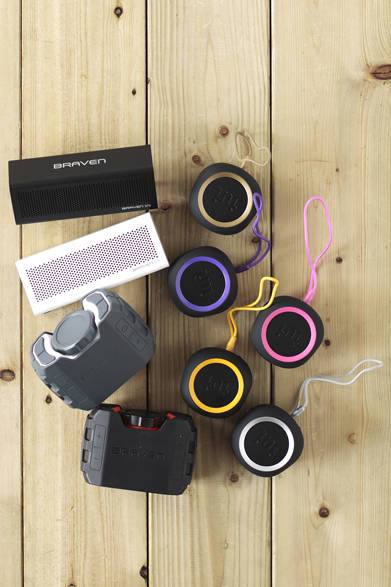 The high-quality speaker "Braven 570" can also charge smartphones via USB cable. The high-quality speaker "Braven BRV-1" complies with the waterproof standard "IPX7". The compact speaker "BeYo" delivers powerful sound despite its light weight of 132g. From top left, counterclockwise: Portable Speaker "Braven 570" ¥11,500 each, "Braven BRV-1" ¥17,000 each (Both by Braven), "BeYo" Black x Gold ¥12,000, Other colors ¥11,000 each (iui)<br />*All prices are tax excluded.