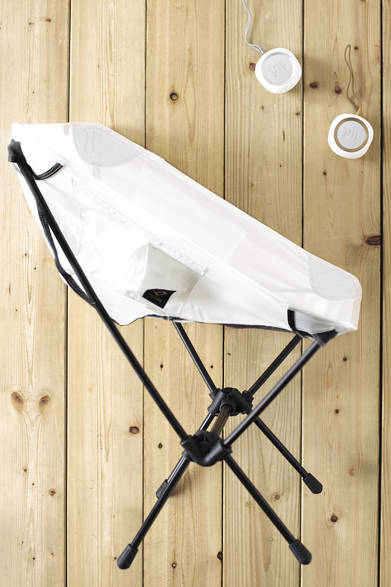 A lightweight and compact foldable chair, perfect for camping and travel. The included storage bag doubles as a small item holder, and there's also a pocket on the side of the chair. A special color model of the "BeYo" speaker, based on white, is also sold at JOURNAL STANDARD. Comfort Chair ¥12,800 (Helinox), Portable Speaker "BeYo" ¥12,000 each (iui)<br />*Both prices are tax excluded.