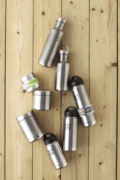 Tools made with "18-8 Stainless Steel" that meets food standards and silicone caps, ensuring hygiene. The lineup includes bottles with bamboo tops, vacuum-insulated bottles, and food containers and canisters convenient for storing ingredients. From top, clockwise: "Reflect 27oz" ¥3,800, "Reflect 18oz" ¥3,500, "Wide 40oz" ¥4,100, "Wide 27oz" ¥3,000, "Wide 18oz" ¥2,700, "Insulated 16oz" ¥4,000, "Insulated 8oz" ¥2,800, "Single-Wall 16oz" ¥2,300 (All by Klean Kanteen)<br />*All prices are tax excluded.