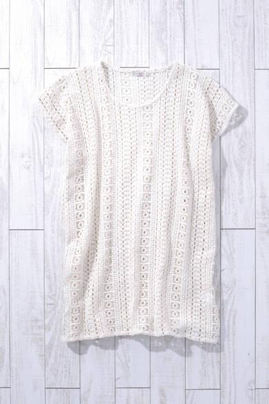WOMEN'S | This season, a cotton lace material is a must-have for your wardrobe. Its knee length makes it versatile for pairing with pants or jackets, and also for beachwear.<br />Lace Dress ¥33,000 (FAHERTY BRAND)<br />*Tax excluded price
