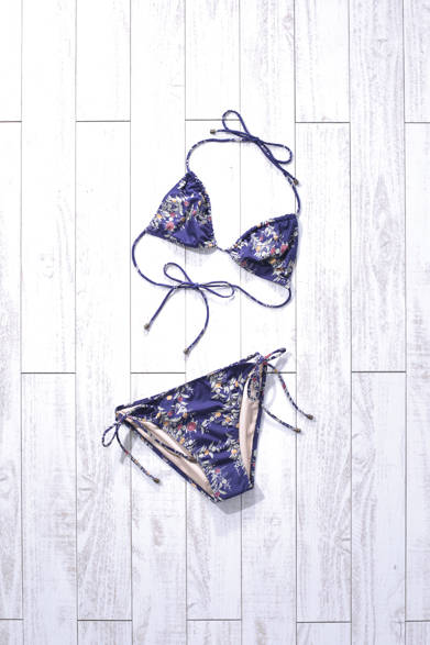 WOMEN'S | Minimalist swimwear featuring a chic floral pattern on a navy background.<br />Bikini Top ¥12,000, Bikini Bottom ¥12,000 (Both by FAHERTY BRAND)<br />*Tax excluded price