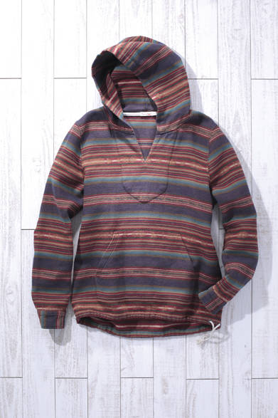 WOMEN'S | The substantial feel of the cotton-linen blend and its comfortable texture make it suitable for city wear as well.<br />Pullover Poncho ¥54,000 (FAHERTY BRAND)<br />*Tax excluded price