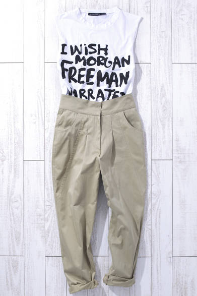 WOMEN'S | High-waisted cotton pants with pleats. The trendy tapered design and feminine silhouette are attractive. Cotton Tuck Pants ¥30,000 (Les Prairies De Paris)<br />*Tax excluded price