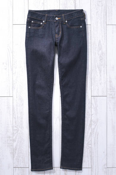 WOMEN'S | The hyper-stretch material achieves both a beautiful silhouette and ease of movement. These versatile jeans in classic colors are a must-have item. Rigid Skinny Denim ¥9,500 (JOURNAL STANDARD)<br />*Tax excluded price