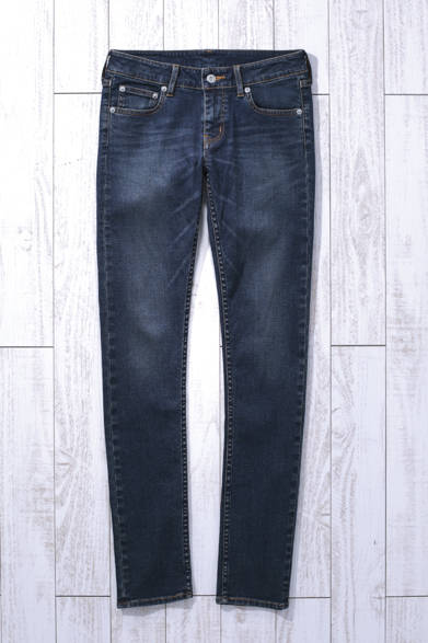 WOMEN'S | Even with the same skinny silhouette, changing the fabric's texture alters the items you can pair it with. These jeans, with their tasteful fading and indigo color, allow you to enjoy a chic resort style. Washed Skinny Denim ¥9,500 (JOURNAL STANDARD)<br />*Tax excluded price