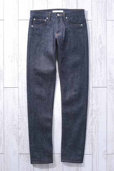 WOMEN'S | Made from 14oz selvedge denim using straight yarn from Japan, known for its fine texture. While featuring a masculine specification, the slim silhouette flatters the legs. Selvedge Denim ¥11,000 (JOURNAL STANDARD)<br />*Tax excluded price