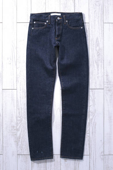 WOMEN'S | This is a lightly washed version of the previous model. The puckering along the side seams gives a subtly sophisticated impression. Selvedge Denim ¥11,000 (JOURNAL STANDARD)<br />*Tax excluded price