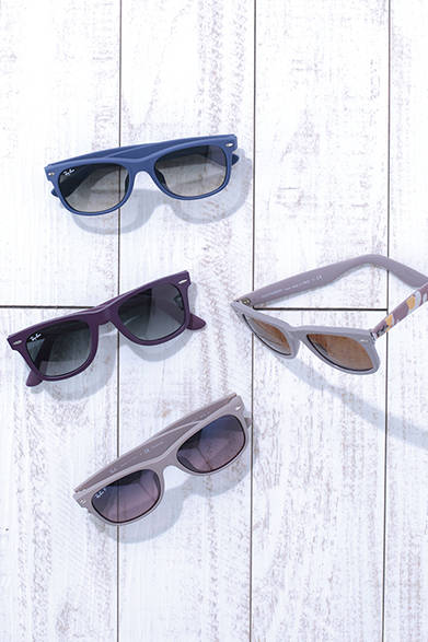 WOMEN'S | The "NEW WAYFARER" is a slim model with a reduced front slope, offering a more natural fit for Japanese individuals. (From top) "NEW WAYFARER" ¥24,000, "WAYFARER" ¥24,000, "WAYFARER" ¥22,000, "NEW WAYFARER" ¥27,000 (All by Ray-Ban)<br />*All prices are tax excluded.