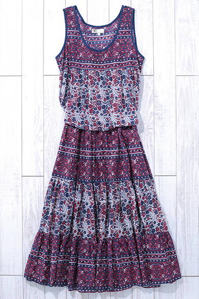 A trendy maxi-length dress. Can be styled for town use with a belt or jacket, or worn over swimwear for a beach look. Cotton Sleeveless Dress ¥26,000 (Local)<br />*Tax excluded price