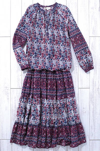 The long-sleeve version enhances the folk-tale aesthetic.Cotton Long Sleeve Dress ¥28,000 (Local)<br />*Tax excluded price