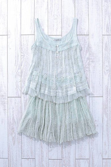 This set, featuring chiffon with embroidery, is symbolic of the "Mes Demoiselles" aesthetic. Incorporate it into your resort style for a fresh look. Chiffon Cutwork Camisole ¥13,000, Chiffon Cutwork Skirt ¥18,000 (Both by Mes Demoisells)<br />*Tax excluded price