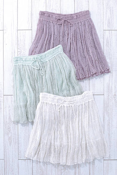 Available in three colors: grayish purple (mauve), green, and white. Chiffon Cutwork Skirt ¥18,000 (All by Mes Demoisells)<br />*Tax excluded price