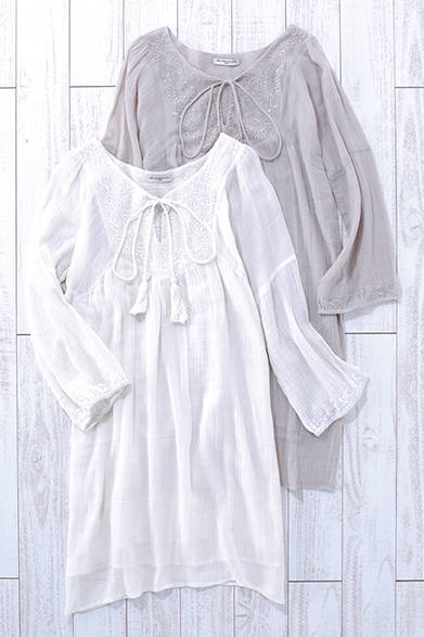 A tunic dress with embroidery and fringe details at the neckline. The airy, soft gauze fabric ensures comfort even on humid days. Available in two colors. Gauze Tunic Dress ¥16,000 (Mes Demoisells)<br />*Tax excluded price
