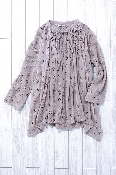 A tunic finished with flower-motif lace. Its high-quality material prevents it from looking too casual when paired with denim, making it a versatile item. Cutwork V-Neck Tunic ¥18,000 (Mes Demoisells)<br />*Tax excluded price