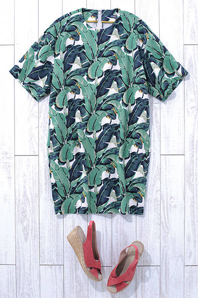 Incorporate this season's trending botanical print in a subdued color palette. Dress ¥20,000 (JOURNAL STANDARD), Espadrilles ¥12,500 (JUNCAL AGUIRRE)<br />*Tax excluded price