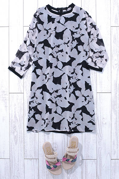 Bold prints are also chic in monochrome. This piece creates an image of a fashion-forward woman. Dress ¥17,000 (JOURNAL STANDARD), Sandals (ISLAND SLIPPER) ¥13,000<br />*Tax excluded price