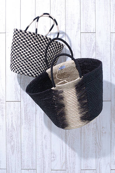 Hand-woven bags made from "Toquilla straw," known for its use in Panama hats. Features modern color combinations suitable for urban wear. From front: Fringe Basket Bag ¥20,000, MIX Basket Bag ¥14,000 (Both by SENSI STUDIO)<br />*Tax excluded price