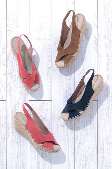 "JUNCAL AGUIRRE" is a factory brand from Spain. Their classic espadrilles combine suede material with trendy wedge soles. The mix of matte texture and cool material is refreshing. Suede Cross Espadrilles ¥12,500 each (JUNCAL AGUIRRE)<br />*Tax excluded price