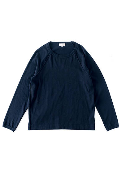 <strong>ROOM WEAR AW2014</strong>　見るからにシンプル＆スマート。「肌に直接触れるものだけに、より素材感に気をつけて」と、マーガレットが厳選した素材を使用したジャージーTシャツは、一度着用すれば、その着心地の良さにとりこになること間違いなし。裾と袖のリブの分量がスマートで、全体の印象をよりアップさせているのも見事。ジャージーTシャツ1万7280円（マーガレット・ハウエル）