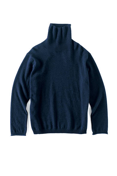 <strong>ROOM WEAR AW2014</strong>　肌に直接触れるニットは、肌触りの良さを心ゆくまで楽しむもの。さらっとした着心地とゆったりフィットを実現。ベッドで、カウチ（ソファー）で、かけがえのない温もりとともに心地良いひとときを過ごさせてくれる。ベッドジャンパー3万5640円（マーガレット・ハウエル）