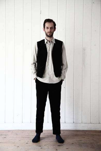 Velvet Vest ¥31,860, Shirt ¥19,980, Velvet Pants ¥30,780