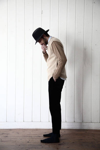 Knit ¥38,880, Shirt ¥16,200, Velvet Pants ¥30,780, Hat ¥29,700