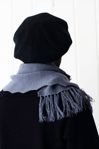 Knit ¥33,120, Scarf ¥25,380, Indigo-dyed Beret ¥17,820