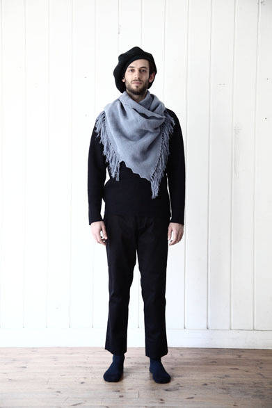 Knit ¥33,120, Pants ¥29,160, Scarf ¥25,380, Indigo-dyed Beret ¥17,820