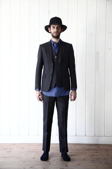 Jacket ¥58,320, Vest ¥30,780, Cut-and-sew Shirt ¥29,160, Pants ¥29,700, Hat ¥29,700