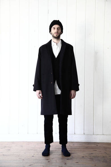 Coat ¥81,000, Knit Jacket ¥44,280, Shirt ¥19,440, Velvet Pants ¥30,780, Knit Cap ¥12,960