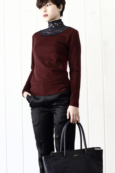 Knit ¥26,460, Pants ¥30,240, Bag ¥66,960