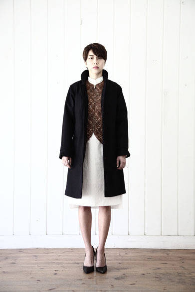 Coat ¥68,040, Blouson ¥34,560, Dress ¥24,300