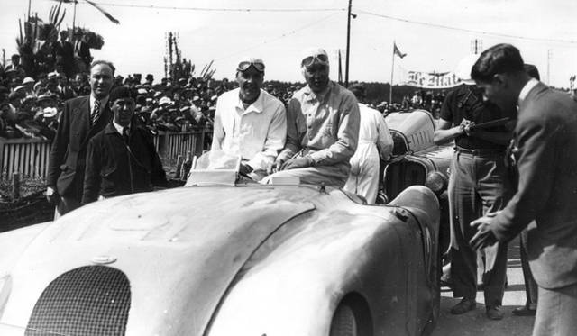 第1号車は、ブガッティのドライバー「ジャン＝ピエール・ウィミーユ」で、彼が1937年に操縦してルマン24時間レースで優勝した「T57Gタンク」を彷彿されるブルーのカラースキームを特徴とした